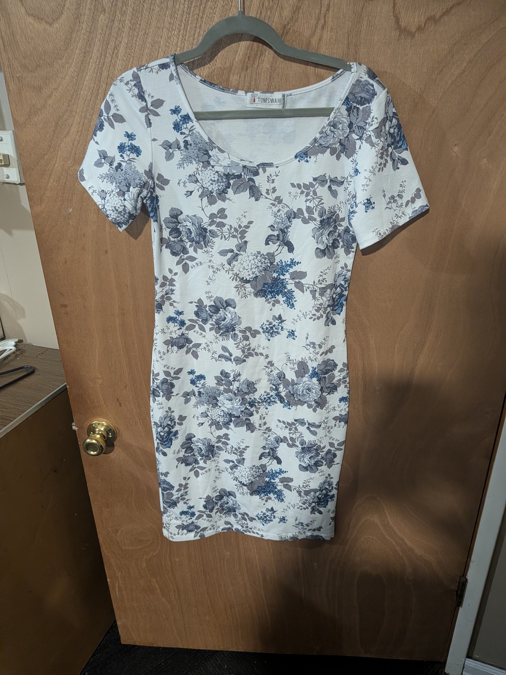 Timeless Floral Scoop-Neck Midi Dress in Blue